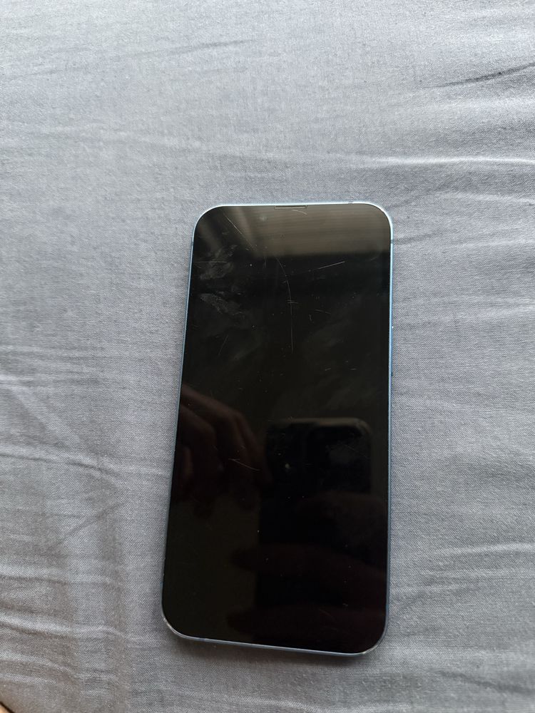 Продавам iPhone 13 128 GB ,телефона има външни забележки