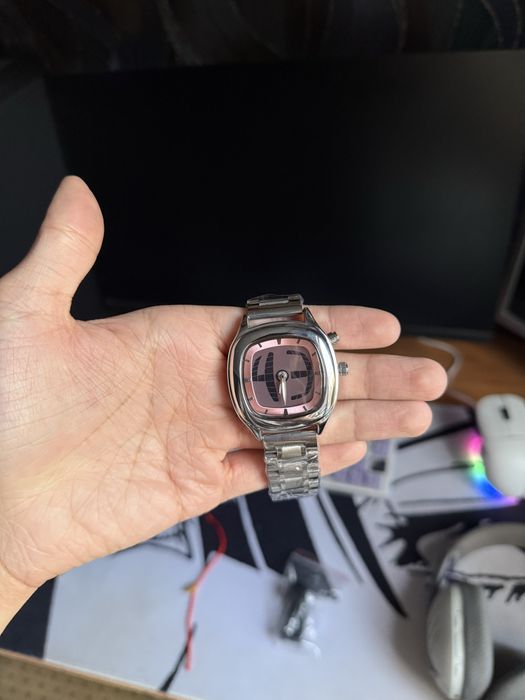 Новые Y2k часы.