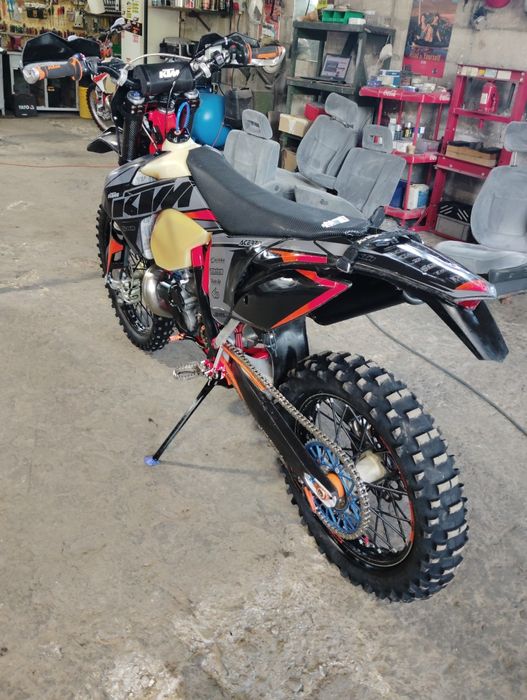 Vând ktm exc 250 six days