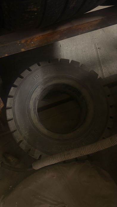 Шины  цельнолитые Beautrak размер 18*7-8, 23*9-10