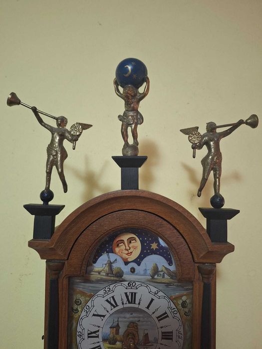 Ceas de perete cu greutati si pendul.
