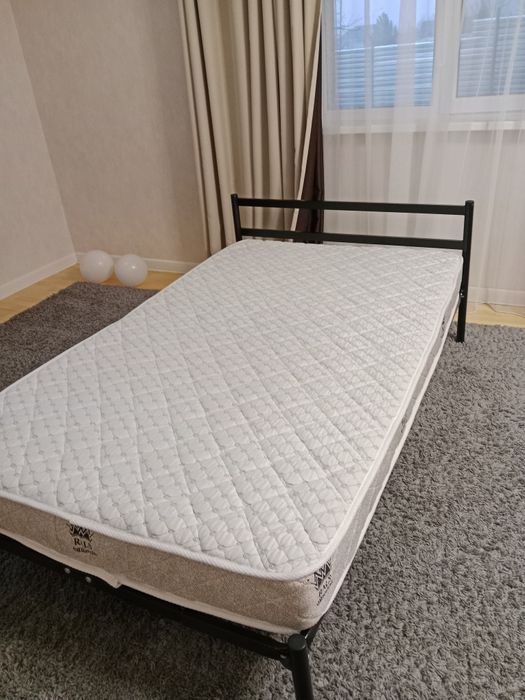 Кровать с матрасом