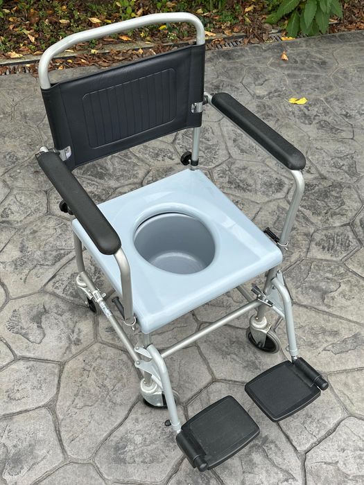 Scaun cu rotile si toaleta mobila