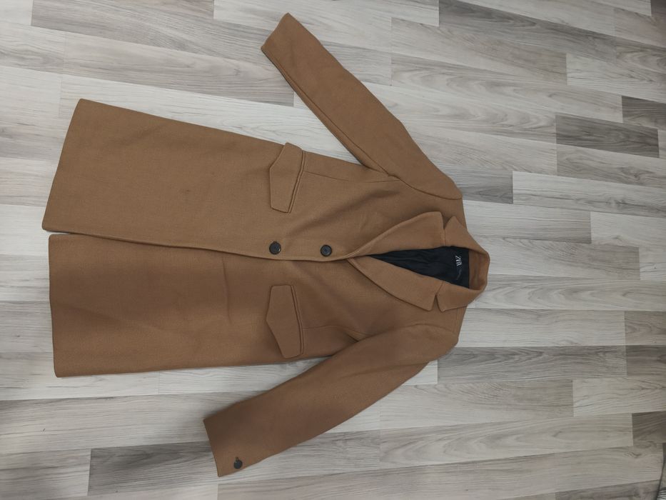 Palton  cu pernite la umeri Zara