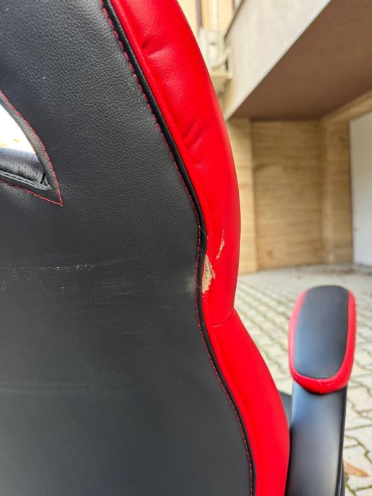 офис стол в червено и черно