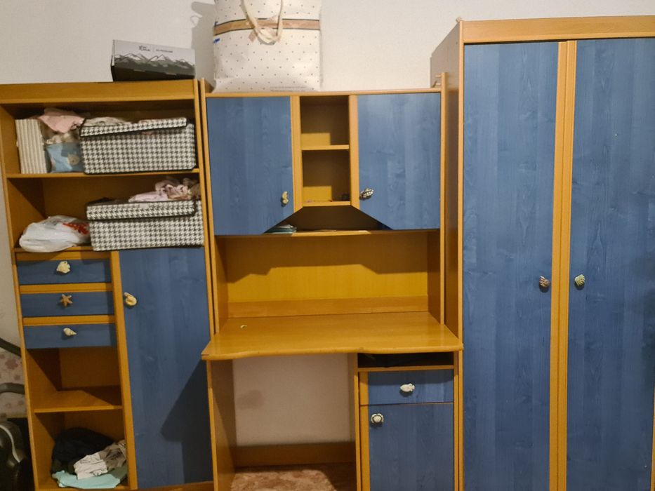 Продам в детскую шкаф со столом 30 тысяч