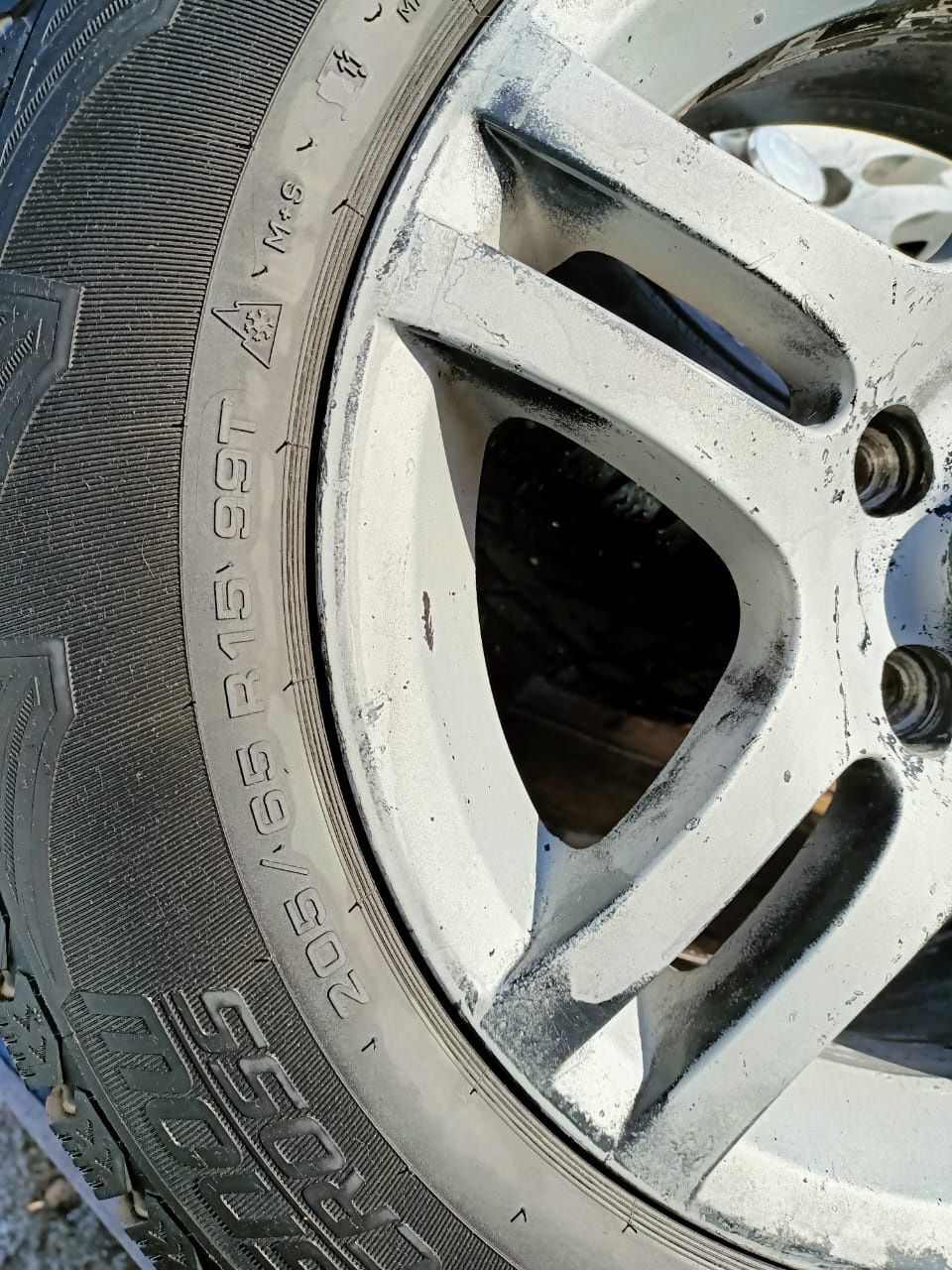 Продам комплект  зимних шин с дисками 205/65/R15 Cordiant snow cross.