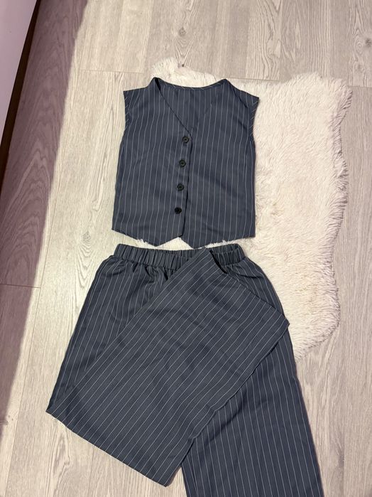 Костюм от две части сиво на раета