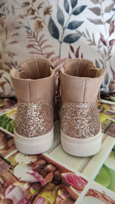 Ghetuțe fete,cu fermoar,purtate foarte putin,mărimea 34cm