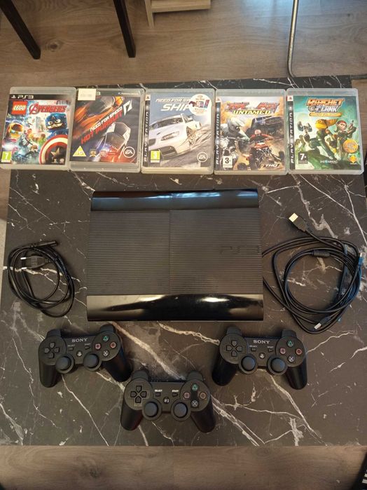 PS 3 с 3 джойстика и доста игри