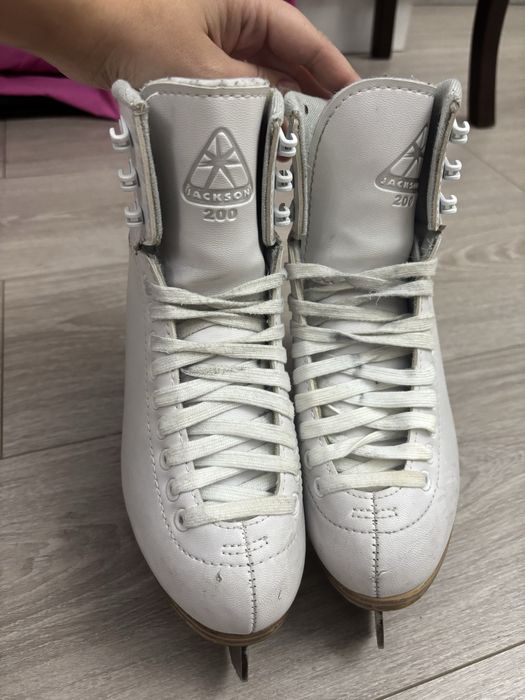 Фигурные коньки Jackson 200