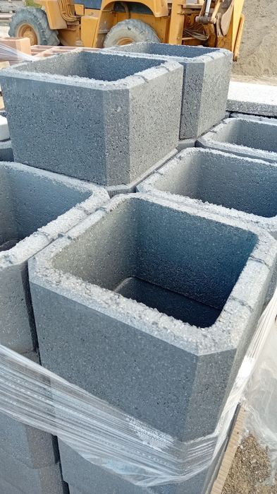 Boltari aparenti pentru gard