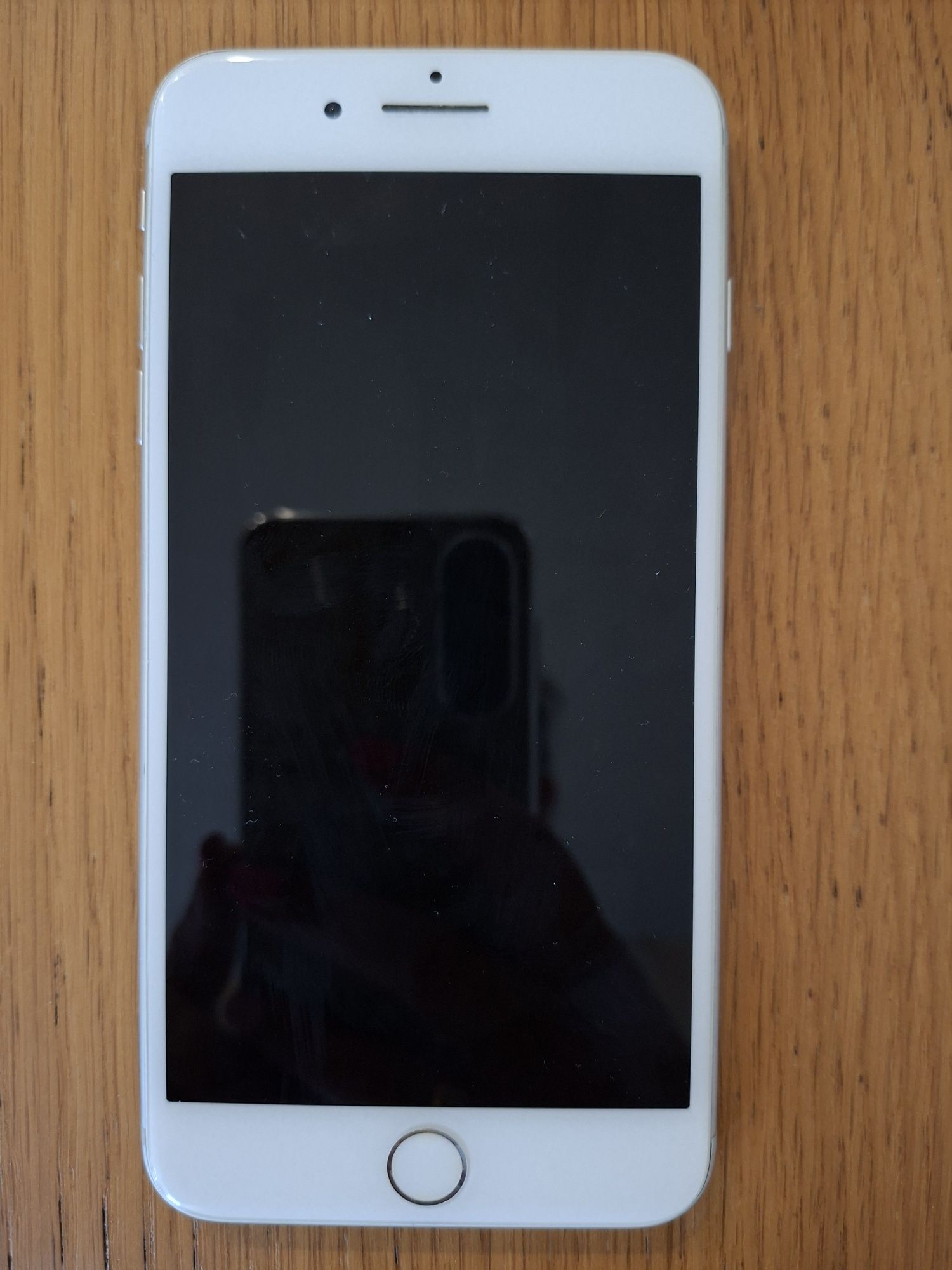 Продавам iPhone 7+