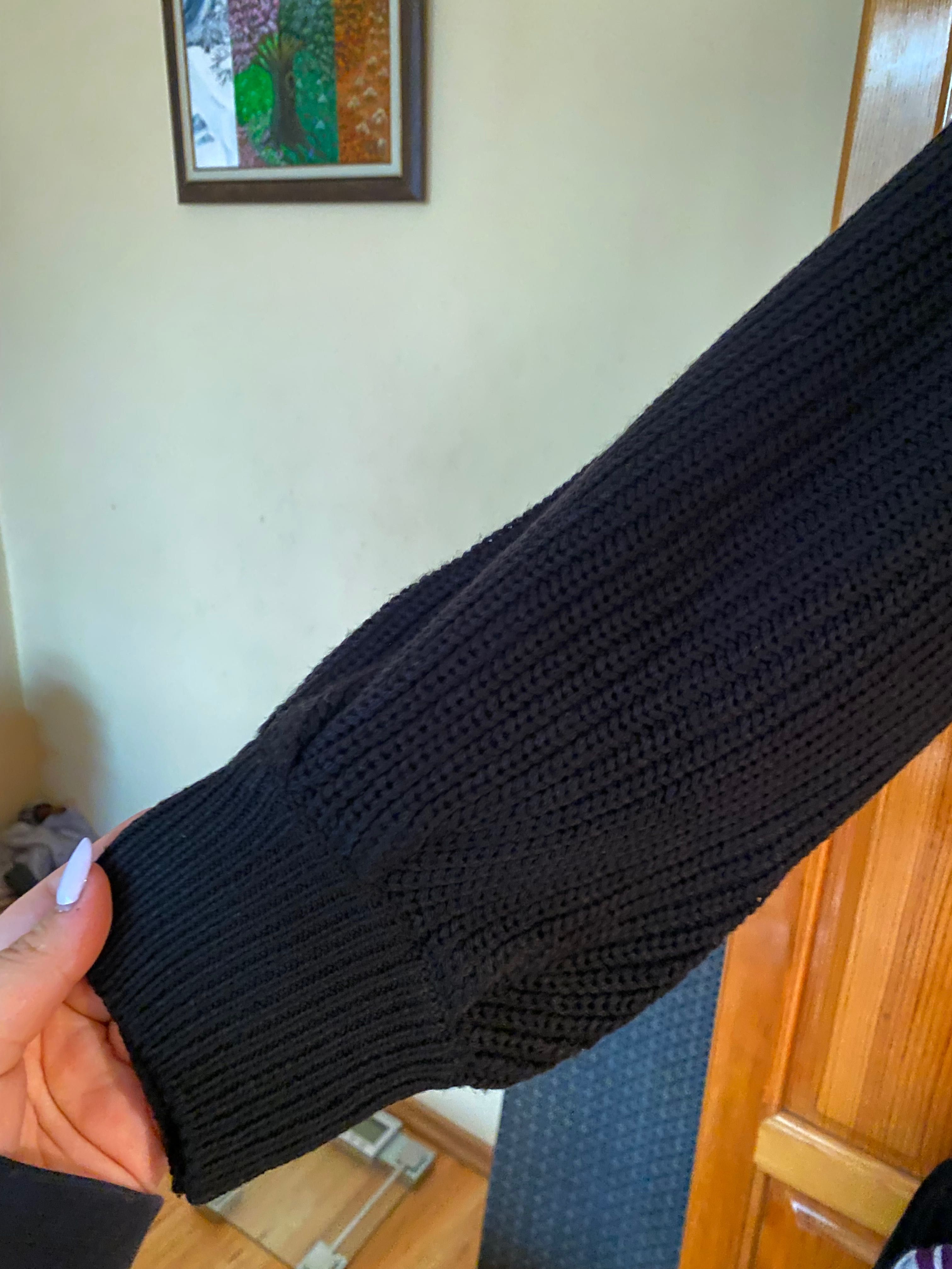 Къс черен пуловер с дълъг ръкав