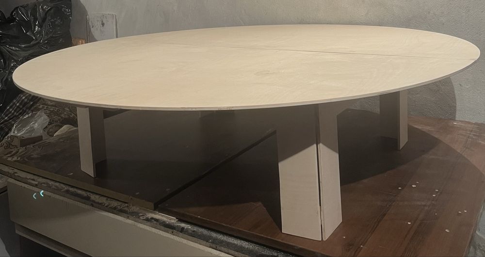 Круглый стол в хорошом состоянии