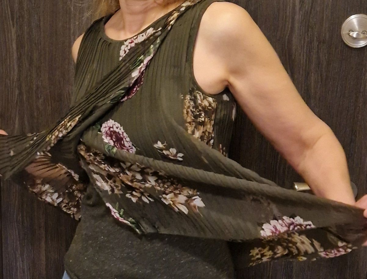 Червен топ Morgan и зелен на Desigual