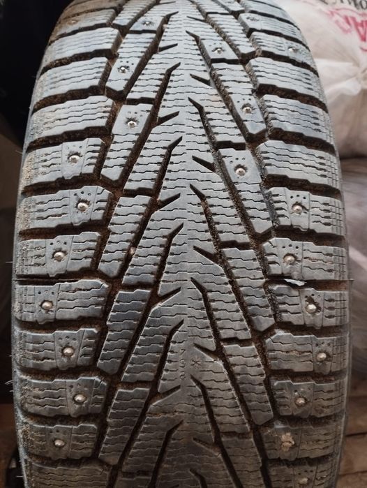Продам шипованные шины с тит.дисками 4шт