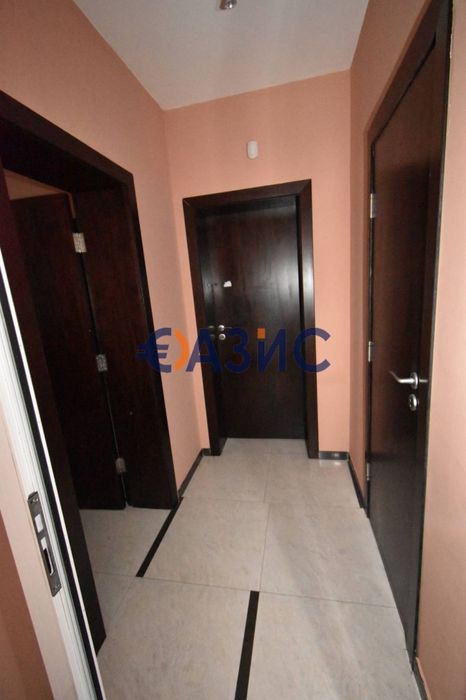 Етаж на сграда / първи над партера / в центъра на Слънчев бряг, 213 кв