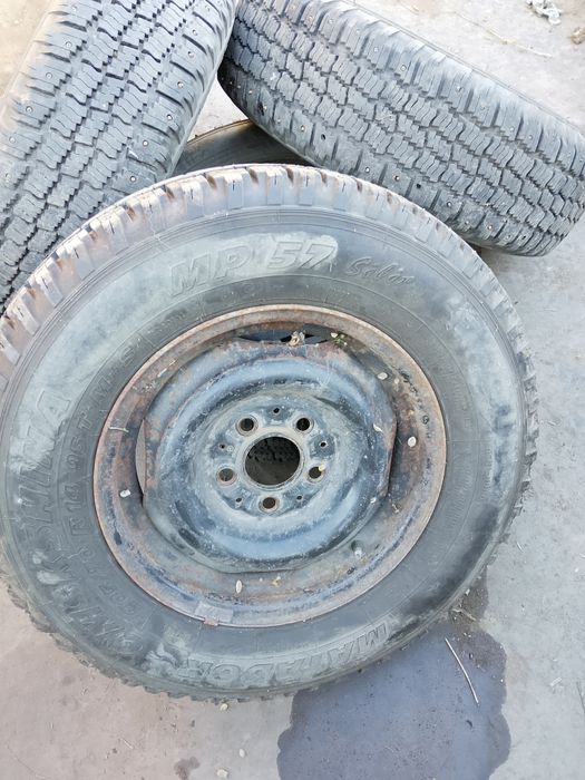 Продам зимнию резину с дисками на мерс разболтовка 5 на 112.14 радиус.