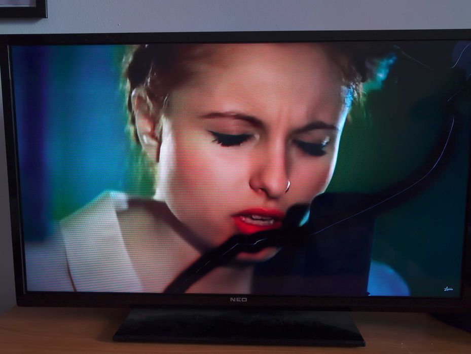 Телевизор NEO с пукнат екран 31"