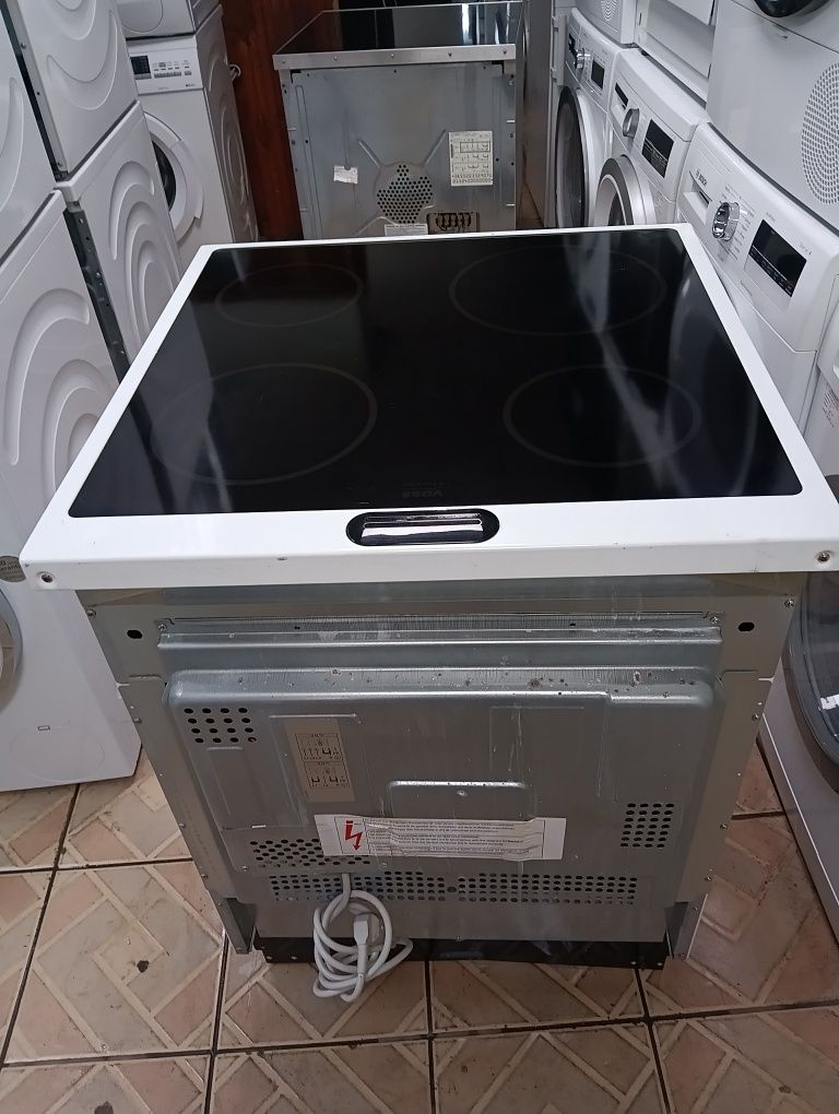 Свободно стояща печка с керамичен плот Voss Electrolux 2 год.Гаранция!