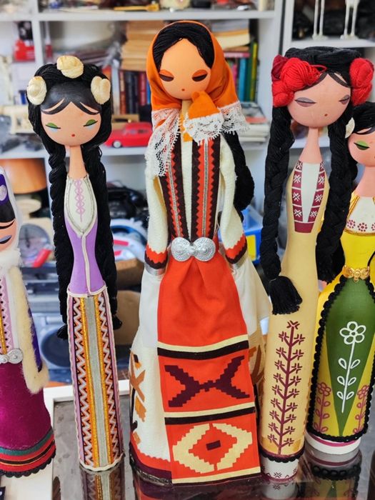 Стари Дървени кукли с традиционни носии