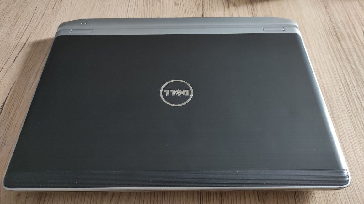 Laptop Dell i3 2330M | 4GB RAM | Tastatura iluminata | Carcasă alumini