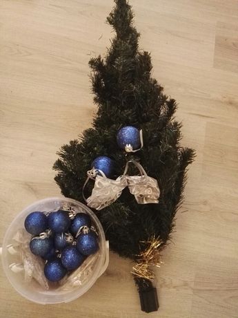 Коледна елхичка и играчки