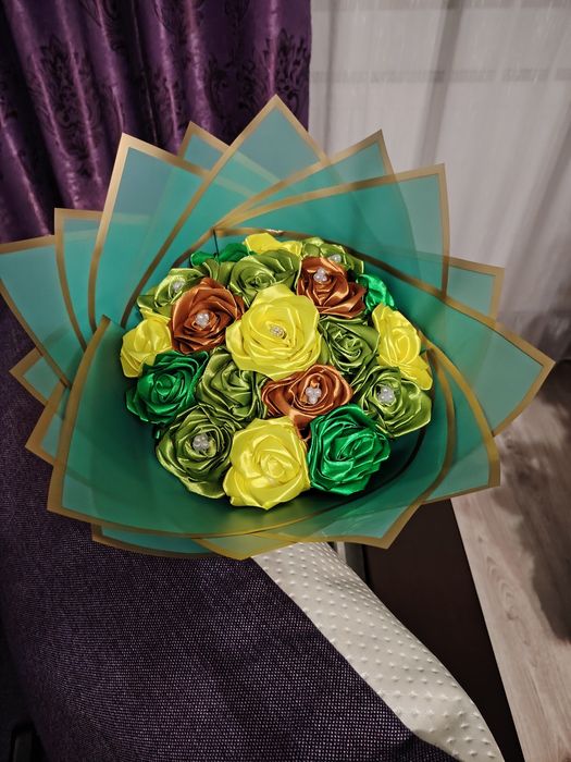 Buchet din 19 trandafiri din satin lucrati manual