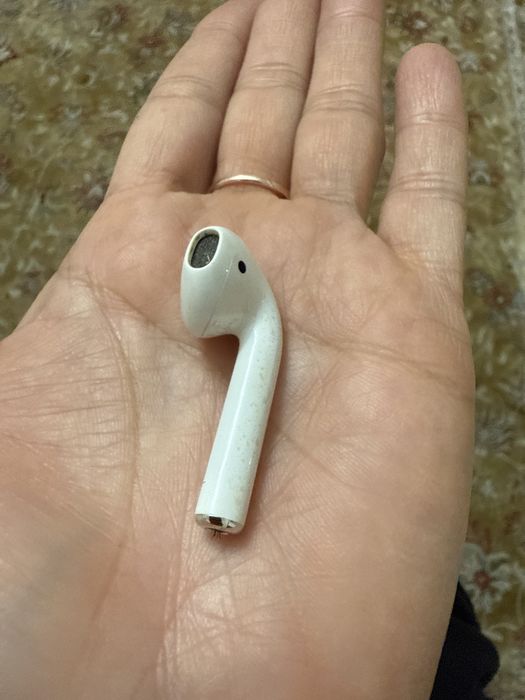 Девый наушник airpods