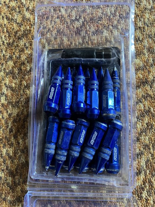 Продается Гайки на колеса шипы