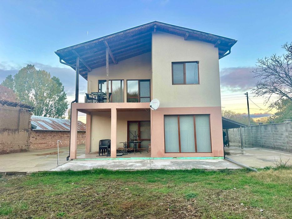 Продава къща в с. Лесново