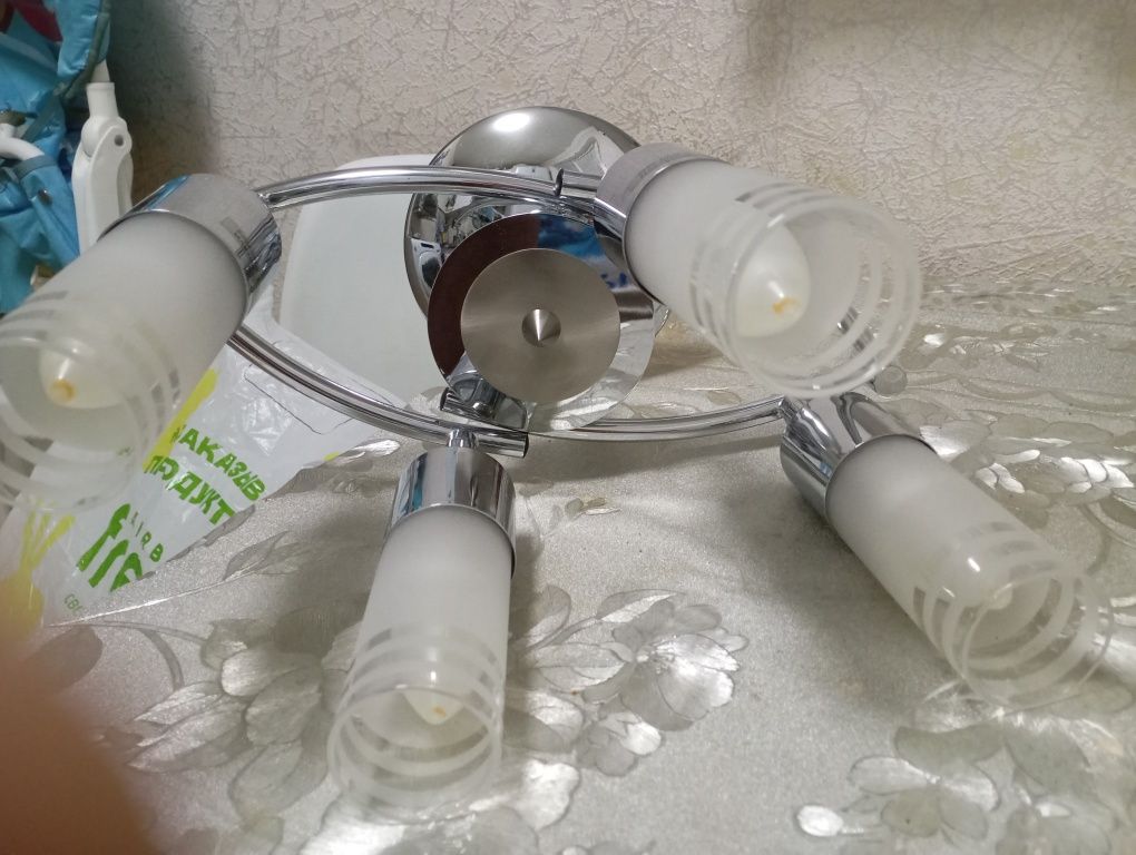 Продам четырех рожковую люстру