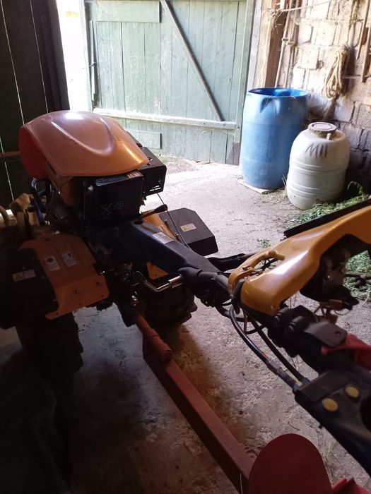 Vând motocultor progarden 18CP, benzină,greutăți.funcționare excelentă