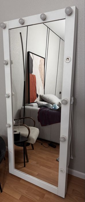 Продам зеркало на колесиках.