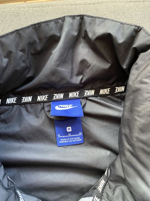 Черна ветровка Nike