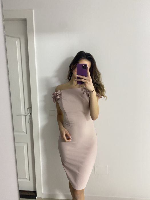 Rochie roz pudra cu flori 3D pe umar