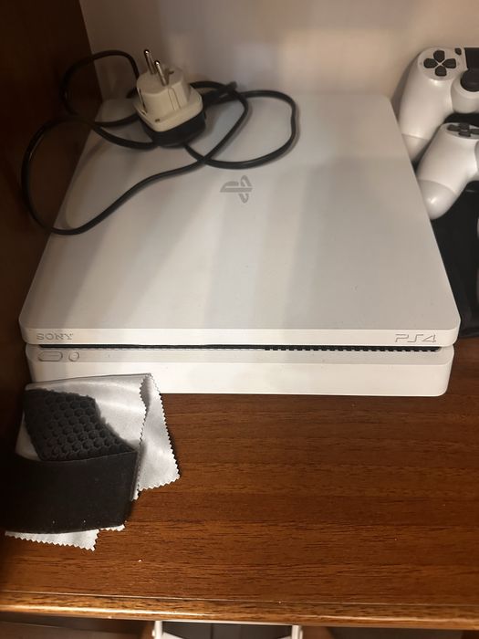 Playstation 4 с 2 контроллерами с играми в подарок !