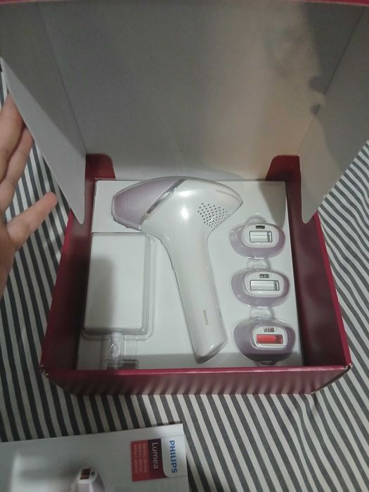 Фотоепилатор Philips Lumea IPL 8000