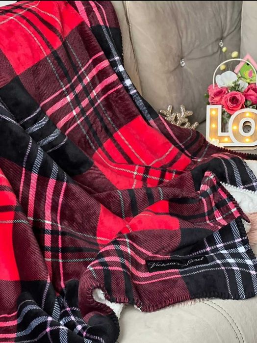 Papuci de casa de la Victoria's Secret, noi, cu eticheta