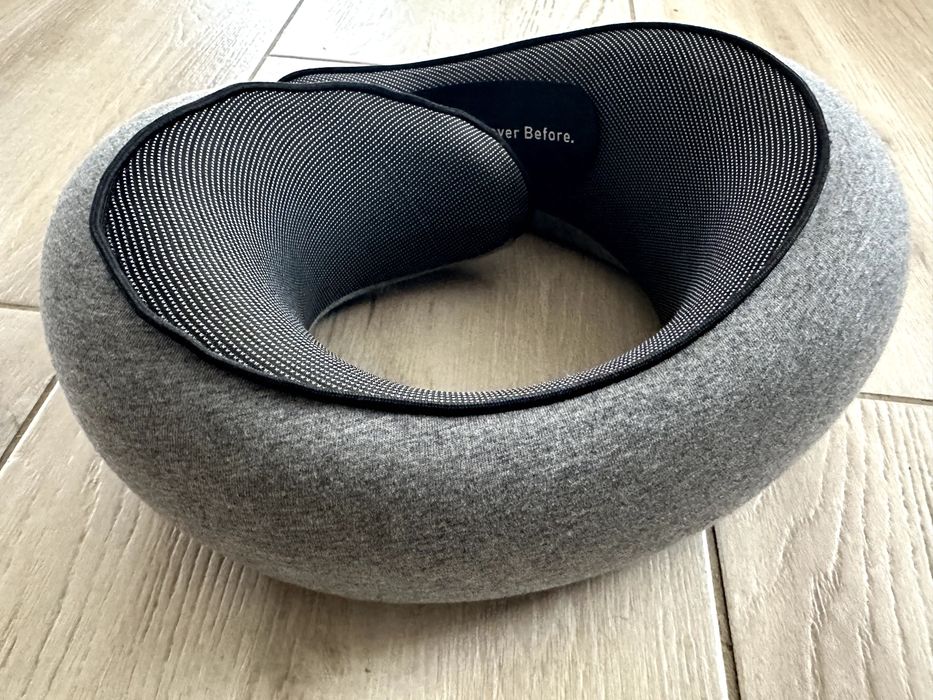 Pernă cervicală FlyHugz pentru avion/călătorii – suport gât ergonomic