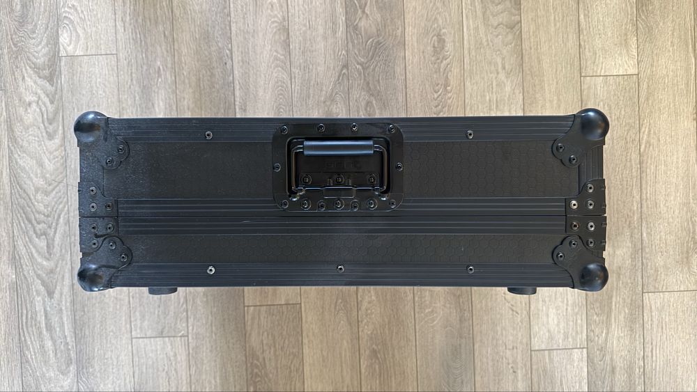 Pioneer DDJ-SR2 контролер с куфар UDG, Decksaver, ChromaCaps, Voucher