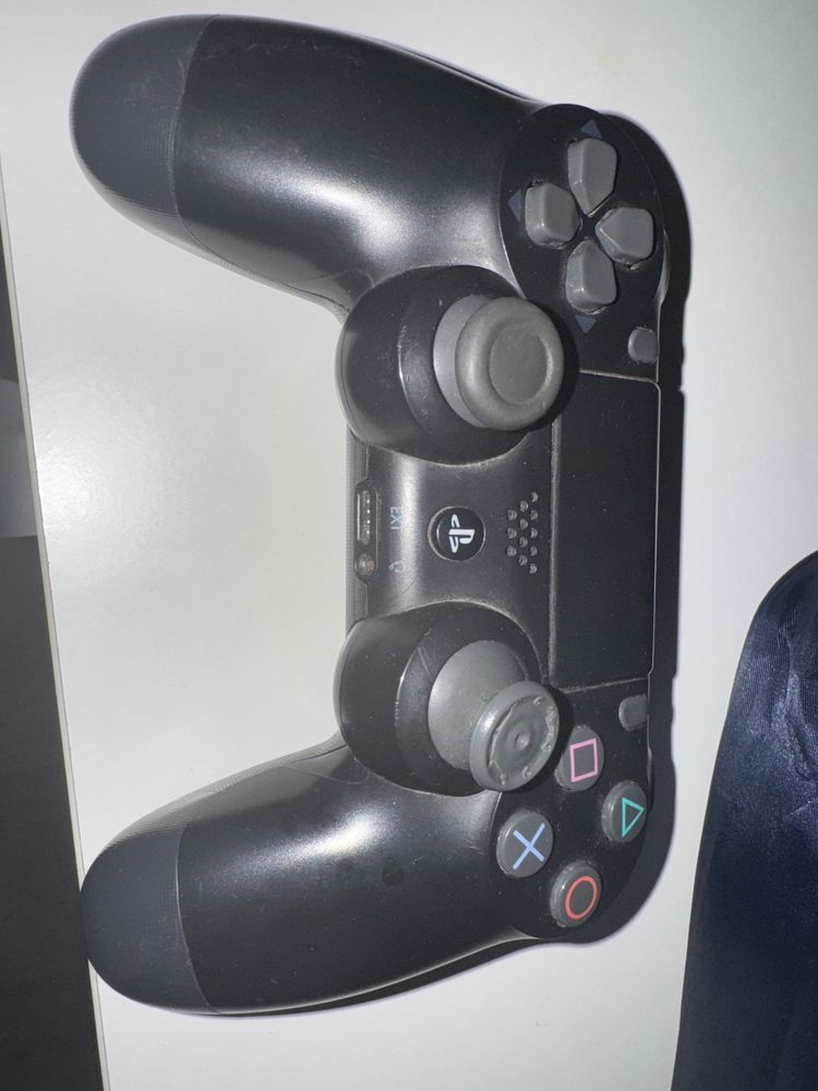 Ps4 в отличном состояний с играми .