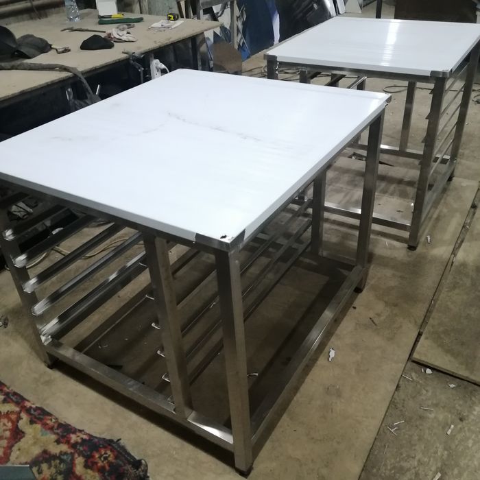 Стол разделочный из нержавейки.