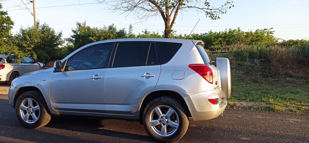 Vând Toyota RAV4