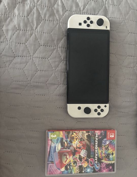 Nintendo OLED cu Mario Kart