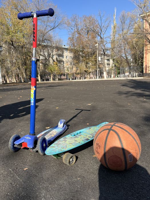 скейтборд самокат и баскетбольный мяч