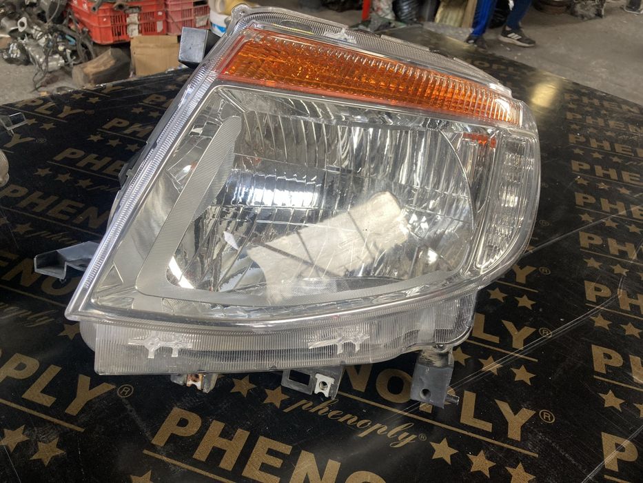 Ford Ranger 2012 година Десни Фарове