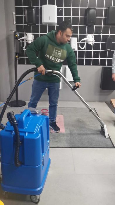 Итальянское оборудование. Глубокая аква-химчистка ковров и ковролина.