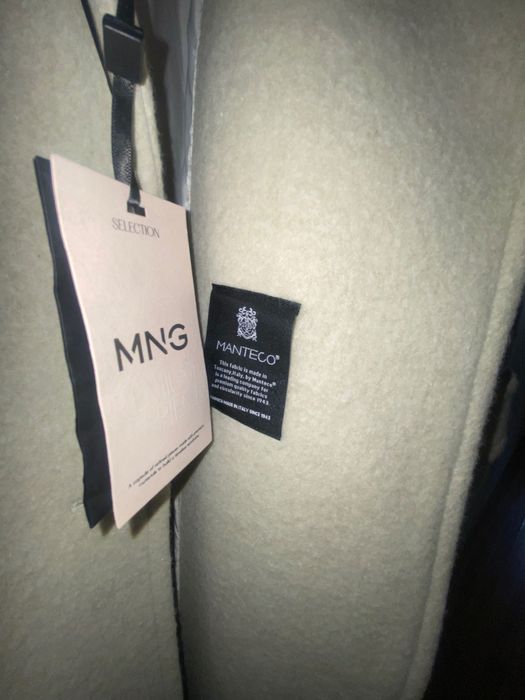 Palton nou cu eticheta